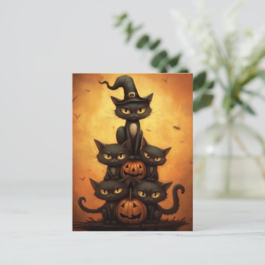 Halloween Schwarze Katzen sitzen auf Kürpen. Postkarte (Stehend Vorderseite)