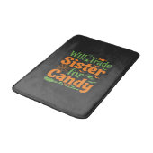Halloween-Schwester-Candy-Handelsdesign_1 Badematte (Schrägansicht)
