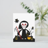 Halloween-Sensenmann-Kind macht Trick oder behande Postkarte (Stehend Vorderseite)