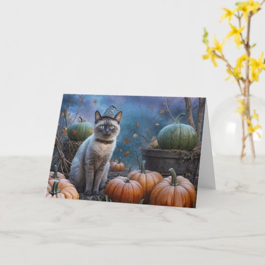 Halloween-Siameskatze in einem Kürbispflaster Karte (Gelbe Blume)