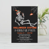 Halloween Skeleton Costume und Cocktail Party Einladung (Stehend Vorderseite)