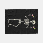 Halloween Skeleton Drinks Kosmopolitischer Schwanz Fleecedecke (Vorderseite (Horizontal))