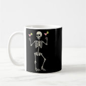 Halloween Skeleton Drinks Kosmopolitischer Schwanz Kaffeetasse (Links)