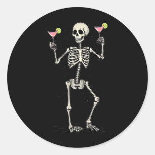 Halloween Skeleton Drinks Kosmopolitischer Schwanz Runder Aufkleber
