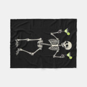 Halloween Skeleton Drinks Margarita Schwanz Fleecedecke (Vorderseite (Horizontal))
