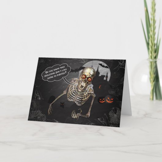 Halloween Skeleton erzählt einen lustigen Witz Karte (Vorderseite)