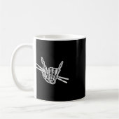Halloween Skeleton Hand Rock und Roll Drum Kaffeetasse (Links)