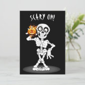 Halloween Skeleton Holding a Jack-o-lantern Einladung (Stehend Vorderseite)