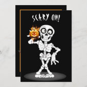 Halloween Skeleton Holding a Jack-o-lantern Einladung (Vorne/Hinten)