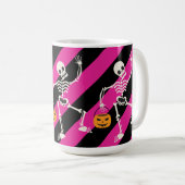 Halloween Skeleton Pink / Schwarz Streifen Tasse (VorderseiteRechts)