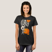 Halloween Skeleton Pregnancy Announcement Soky Mom T-Shirt (Vorne ganz)