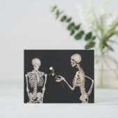 Halloween Skeleton Romance Postkarte (Stehend Vorderseite)