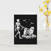 Halloween Skeleton Walking Samoyed Dog Karte (Gelbe Blume)