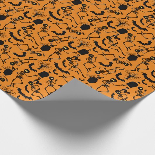 Halloween Skeletons Macabre Dance Geschenkpapier (Ecke)