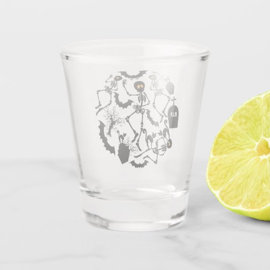 Halloween Skeletons Macabre Dance Schnapsglas (Rückseite)