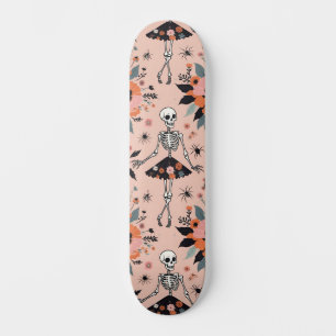 Halloween-Skelett im Blumenrock Skateboard