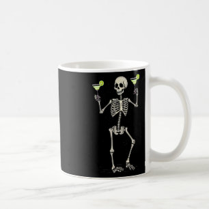 Halloween-Skelett trinkt Margarita-Schwanz Kaffeetasse
