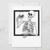 halloween skelett trinkt weinskull witzig einladung (Vorderseite)