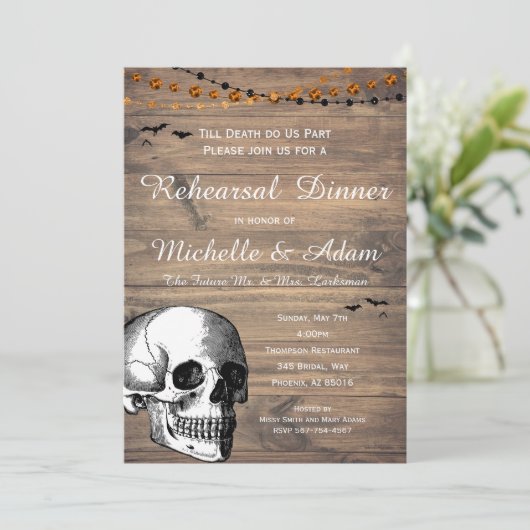 Halloween Skull Rustic Hochzeit Probe Dinner Einladung (Stehend Vorderseite)