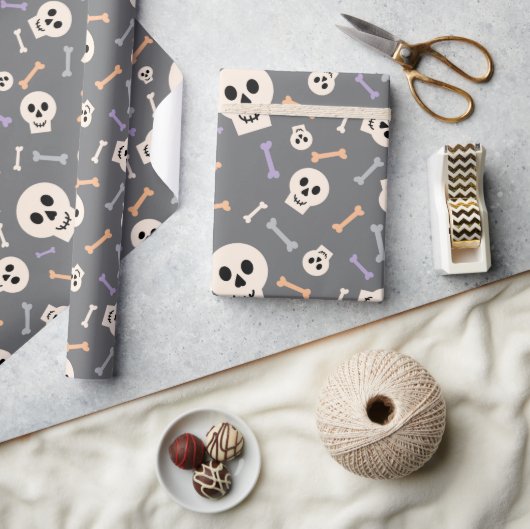 Halloween Skulls und Knochen Nahtloses Wrapping Pa Geschenkpapier (Kunsthandwerk)