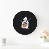 Halloween sloth dressed as ghost going trick or tr große wanduhr (Zuhause)