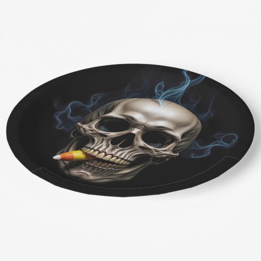 Halloween Smoking Skull Biting Candy Corn Pappteller (Schrägansicht)