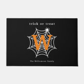 Halloween Spider Web Trick oder Treat Monogram Fußmatte (Vorderseite)