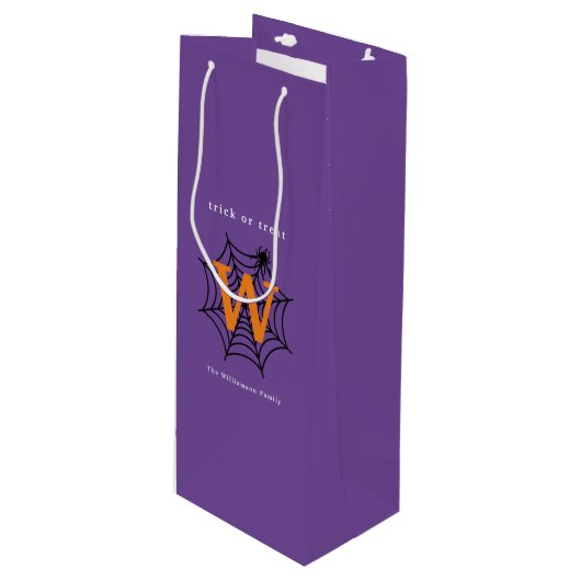 Halloween Spider Web Trick oder Treat Monogram Geschenktüte Für Weinflaschen (Vorderseite Schrägansicht)