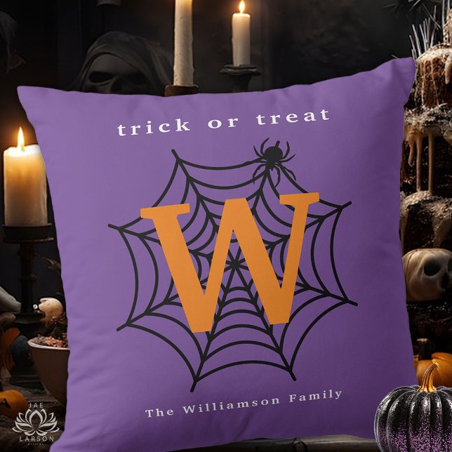 Halloween Spider Web Trick oder Treat Monogram Kissen (Von Creator hochgeladen)