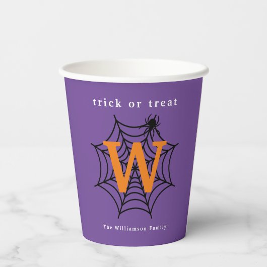 Halloween Spider Web Trick oder Treat Monogram Pappbecher (Rückseite)