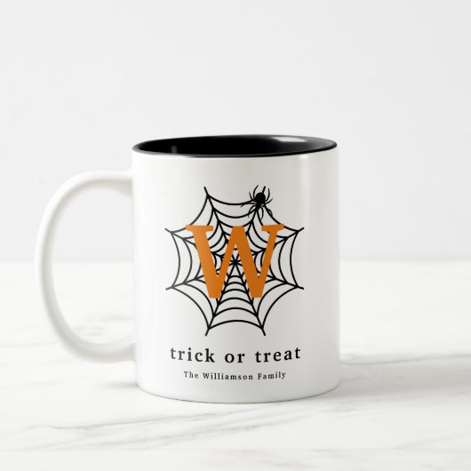 Halloween Spider Web Trick oder Treat Monogram Zweifarbige Tasse (Links)