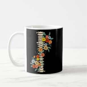 Halloween-Spine wächst durch seine Wildblumen Kaffeetasse