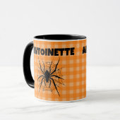 Halloween-Spinne im orange karierten Spinnennetz-K Tasse (Vorderseite Links)