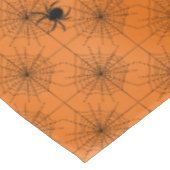 Halloween-Spinnen-Netz mit Spinnen auf Orange Tischdecke (Schrägansicht)