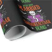 Halloween Spooktacular 5. Hochzeitstag Geschenkpapier (Rolleneckpunkt)