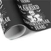 Halloween Spooktacular 5. Hochzeitstag Geschenkpapier (Rolleneckpunkt)