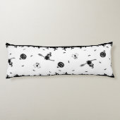 Halloween Spooky Black and White Seitenschläferkissen (Rückseite)