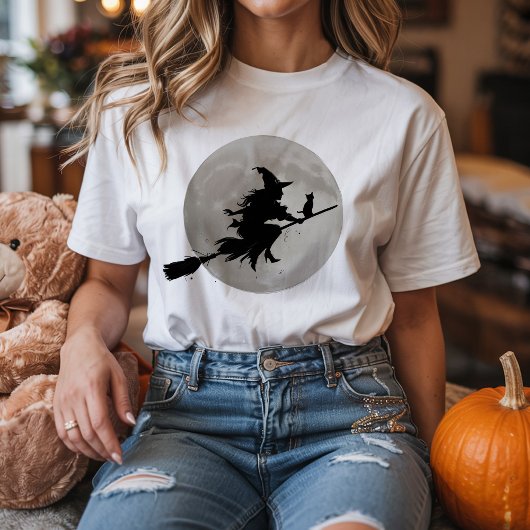 Halloween Spooky Hexe, die über einen Vollmond fli T-Shirt