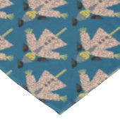 Halloween Straw Scarecrow und Ravens Gemustert Tischdecke (Schrägansicht)