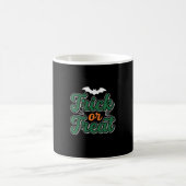 Halloween-Süßigkeiten oder Saures Fledermaus-Webde Kaffeetasse (Mittel)