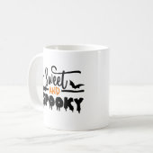 Halloween Sweet and Spooky Typografic Text Kaffeetasse (Vorderseite Links)