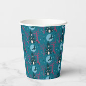 Halloween-Szene, fliegende Himbeerenrosa Bäume Pappbecher (Rückseite)