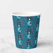 Halloween-Szene, fliegende Himbeerenrosa Bäume Pappbecher (Vorderseite)