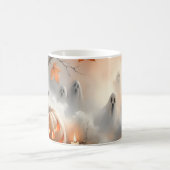 Halloween-Szene mit Kürbis und Geistern Kaffeetasse (Mittel)