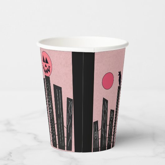 Halloween-Szene mit rosa Papiertassen Pappbecher (Rechts)