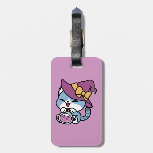 Halloween Tabby Cat – Witch Hat & Potion Art Gepäckanhänger (Rückseite vertikal)