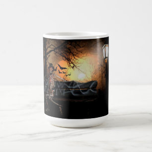 Halloween Tasse/Skelett auf der Bank Kaffeetasse