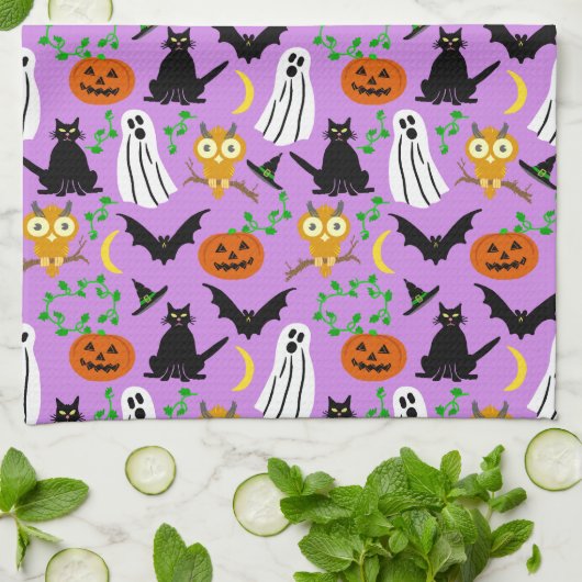 Halloween Theme Collage Toss Pattern Purple Geschirrtuch (Gefaltet)
