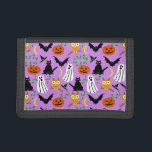 Halloween Theme Collage Toss Pattern Purple Tri-fold Geldbeutel<br><div class="desc">Dieses skurrile Halloween-Spielmuster ist meist in Orange und Schwarz auf einem lila Hintergrund gehalten. Weiße Geister, schwarze Katzen und Fledermäuse, orangefarbene Kürbis und hellorangefarbene Eulen. Es ist ein niedliches Cartoon-Design, das Ihnen beim Feiern in Ihrem spöttischen Party hilft. Dieses Design eignet sich für ein Party von Kindern und für ein...</div>