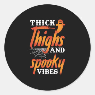 Halloween Thick Thighs And Spooky Vibes Runder Aufkleber
